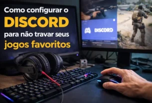 Setup gamer com computador exibindo o Discord aberto, enquanto um jogo roda ao lado; teclado RGB, headset e mouse em uso, representando otimização do Discord para melhorar o desempenho nos jogos